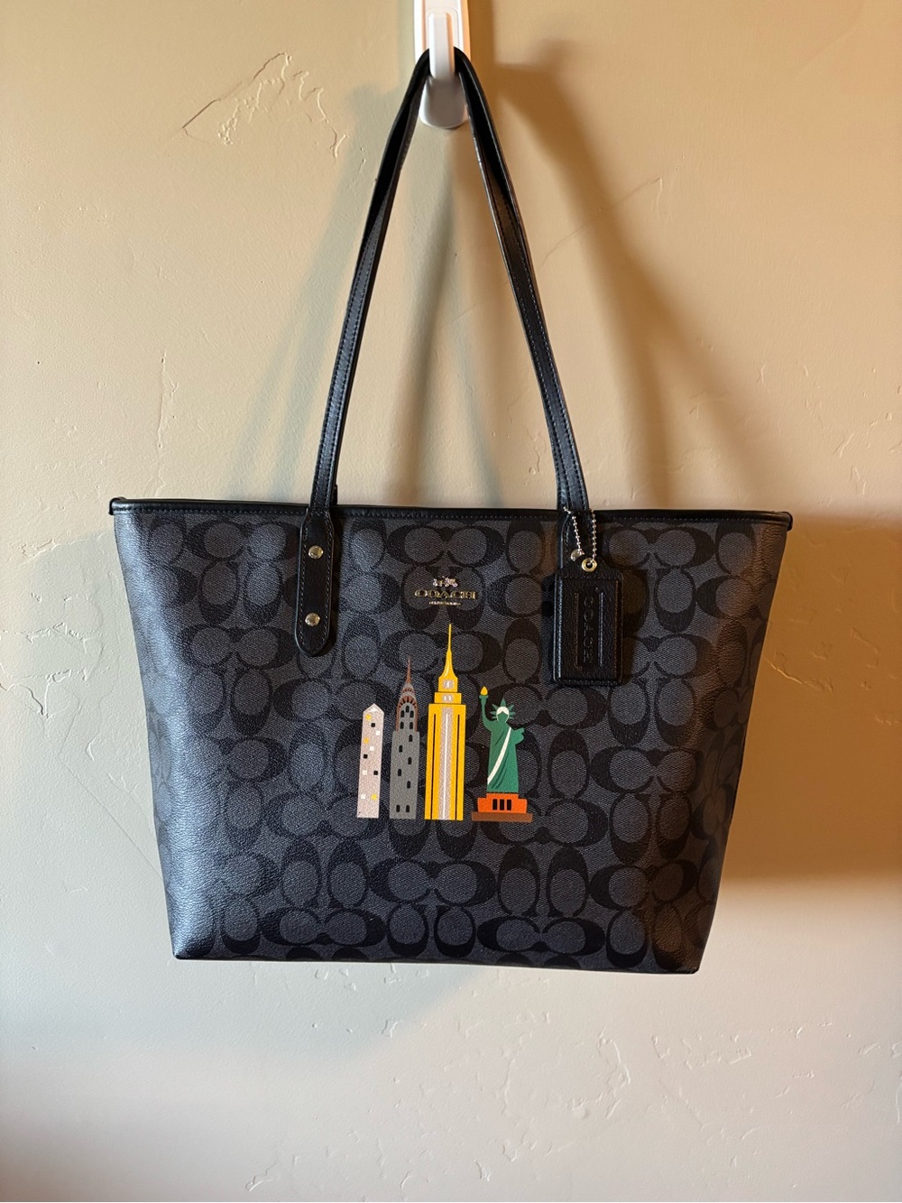 COACH NYC skyline city zip tote in signature canvas, style F57616